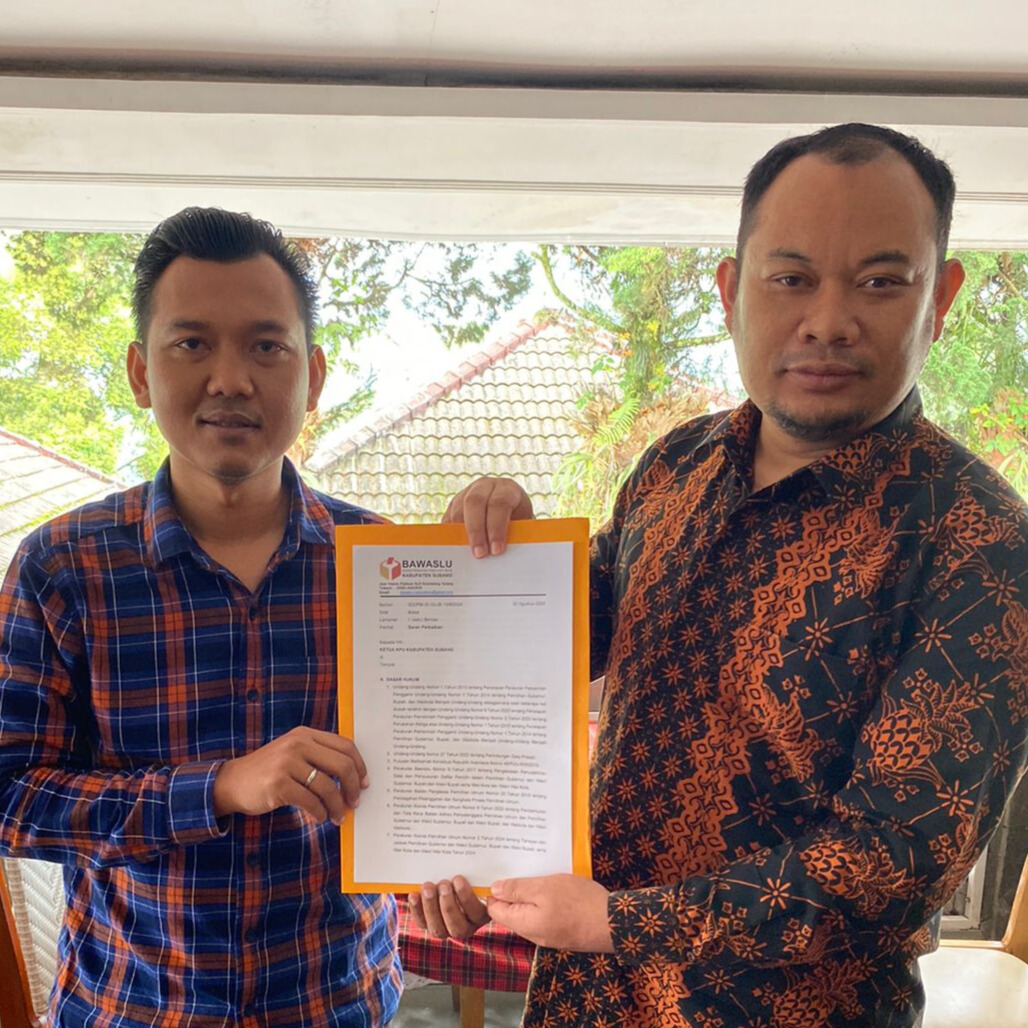 Anggota Bawaslu Kabupaten Subang Cucu Kodir Jaelani menyampaikan surat saran perbaikan kepada KPU Kabupaten Subang