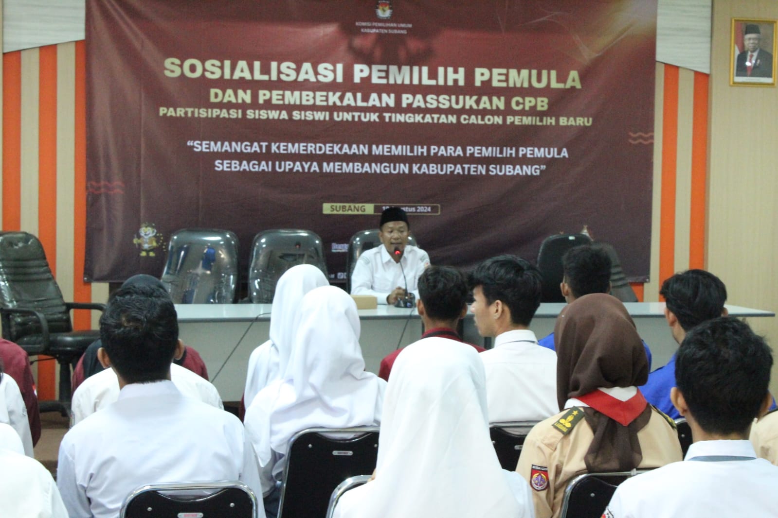 Ketua Bawaslu Kabupaten Subang Achmad Mansur menjadi Pembicara dalam Sosialisasi Pemilih Pemula