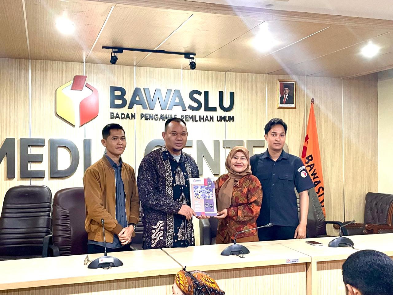 Bawaslu Kabupaten Subang menyerahkan Laporan Akhir Kehumasan Tahun 2024