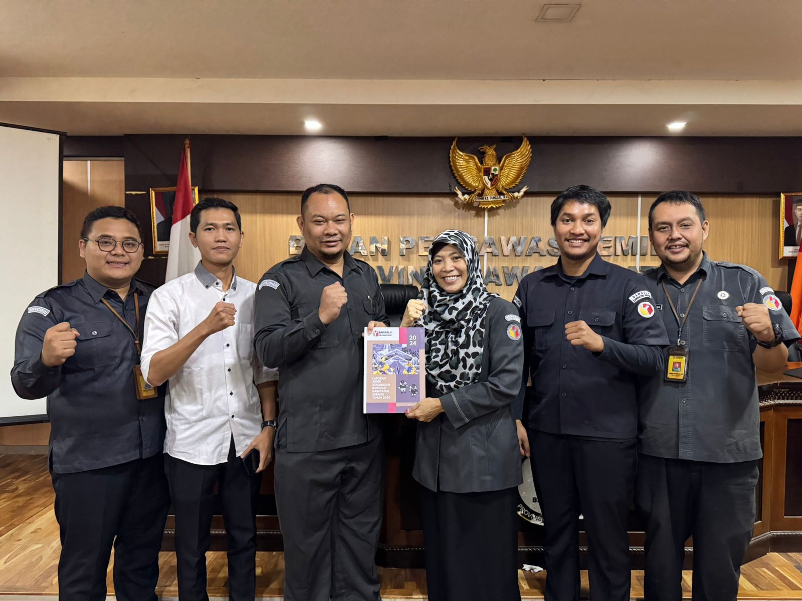 Bawaslu Kabupaten Subang Serahkan Laporan Akhir Kehumasan Tahun 2024 kepada Bawaslu Provinsi Jawa Barat