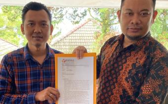 Anggota Bawaslu Kabupaten Subang Cucu Kodir Jaelani menyampaikan surat saran perbaikan kepada KPU Kabupaten Subang