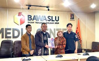 Bawaslu Kabupaten Subang menyerahkan Laporan Akhir Kehumasan Tahun 2024